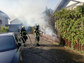 Brennt Hecke und greift auf Gebäude über