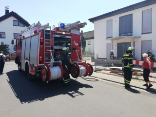 Brennt Palettenstapel an Haus