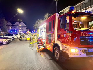 Brand in Wohngebäude / Menschenleben in Gefahr