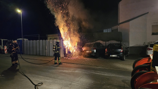 Brennende Hecke droht auf Fahrzeug überzugreifen